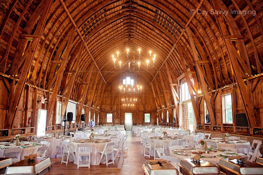 sugarland-weddings-Wisconsin-barn-wedding-chicago-destination-photographer-rustic-countryside-city-savvy-imaging-engagement